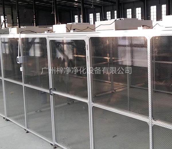 潔凈棚采用工業鋁材（或不銹鋼方通、鐵方通噴塑）作為框架，風機濾網機組（FFU）送風，四周懸掛防靜電垂簾（或鋼化玻璃），其內部凈化級別可達到100-10000級。