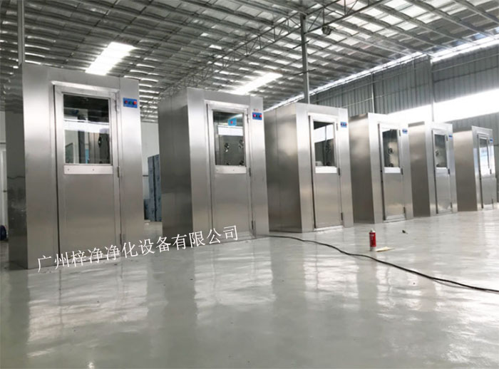 風(fēng)淋室又可起到氣閘的作用，阻止未凈化的空氣進入潔凈區(qū)域。
