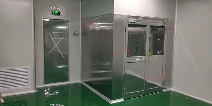 風淋室通過高速氣流對進入潔凈室的人員進行吹淋，有效去除身上的塵埃和微生物，減少污染源進入潔凈室。