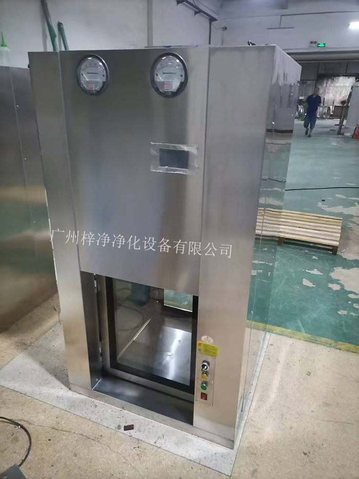 傳遞窗是一種用于潔凈室內(nèi)部或潔凈室與外界之間傳遞物品的設備，可以防止外部污染進入潔凈室。