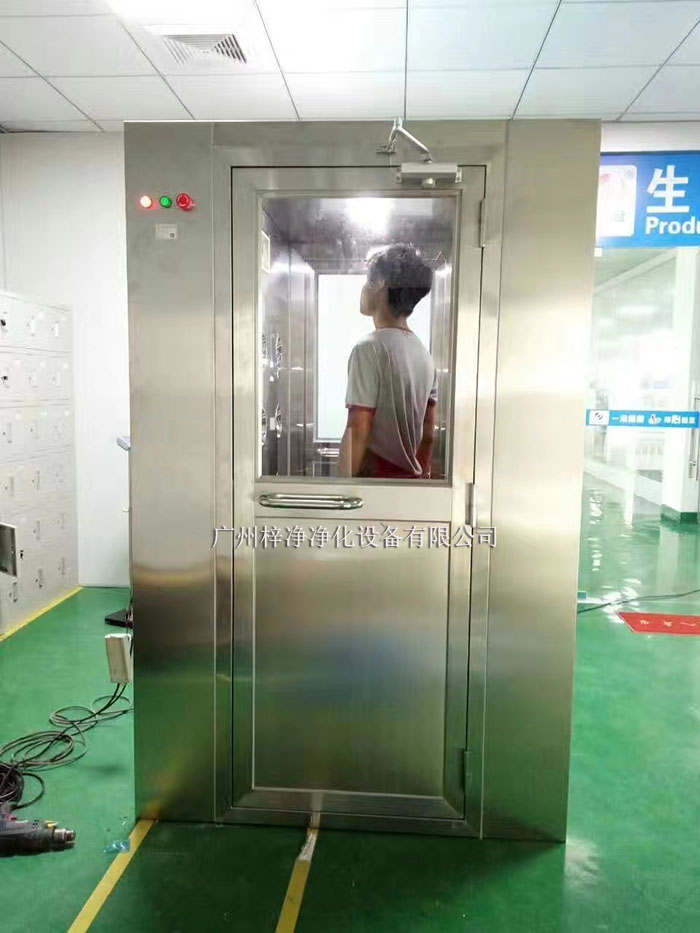 風(fēng)淋室工作原理是通過高速氣流的沖擊，有效清除進(jìn)入潔凈室的人員、物料表面攜帶的塵埃和污染物。